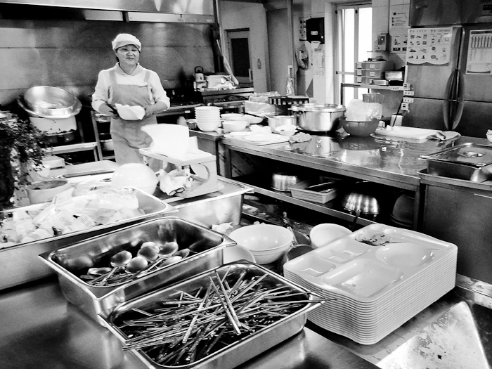 Cucina della mensa, notare che al posto delle forchette ci sono le bacchette.